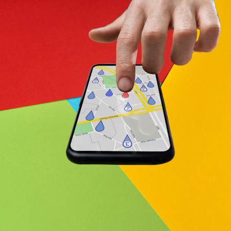 Persona che cerca su Google Maps, come rappresentazione della conseguenza del creare la propria scheda Google My Business